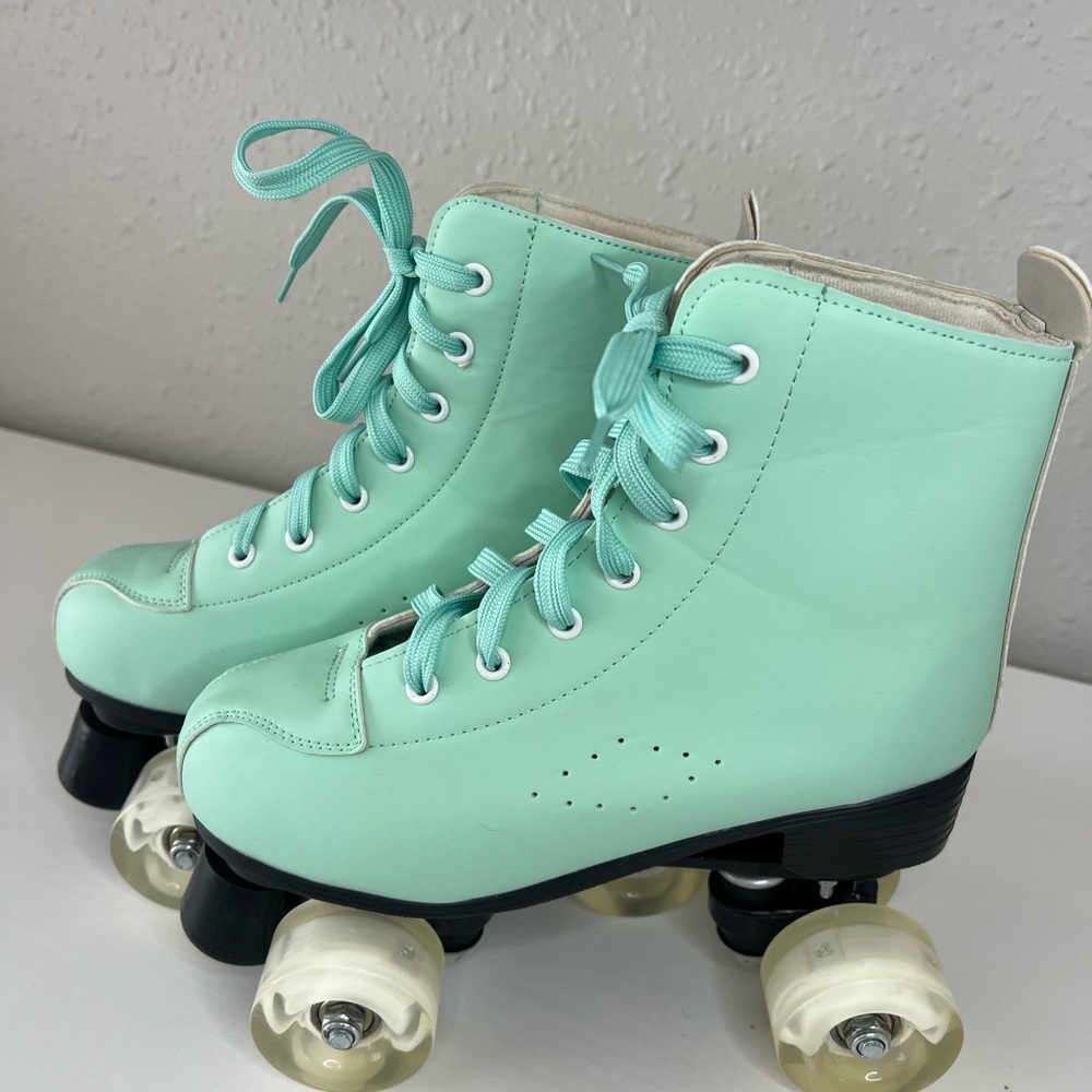 Retro Women’s Light Up Roller Skates 🛼